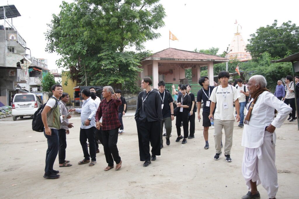 japanies students in Shiyavada, Sanand dusring learn in bharat program with gian